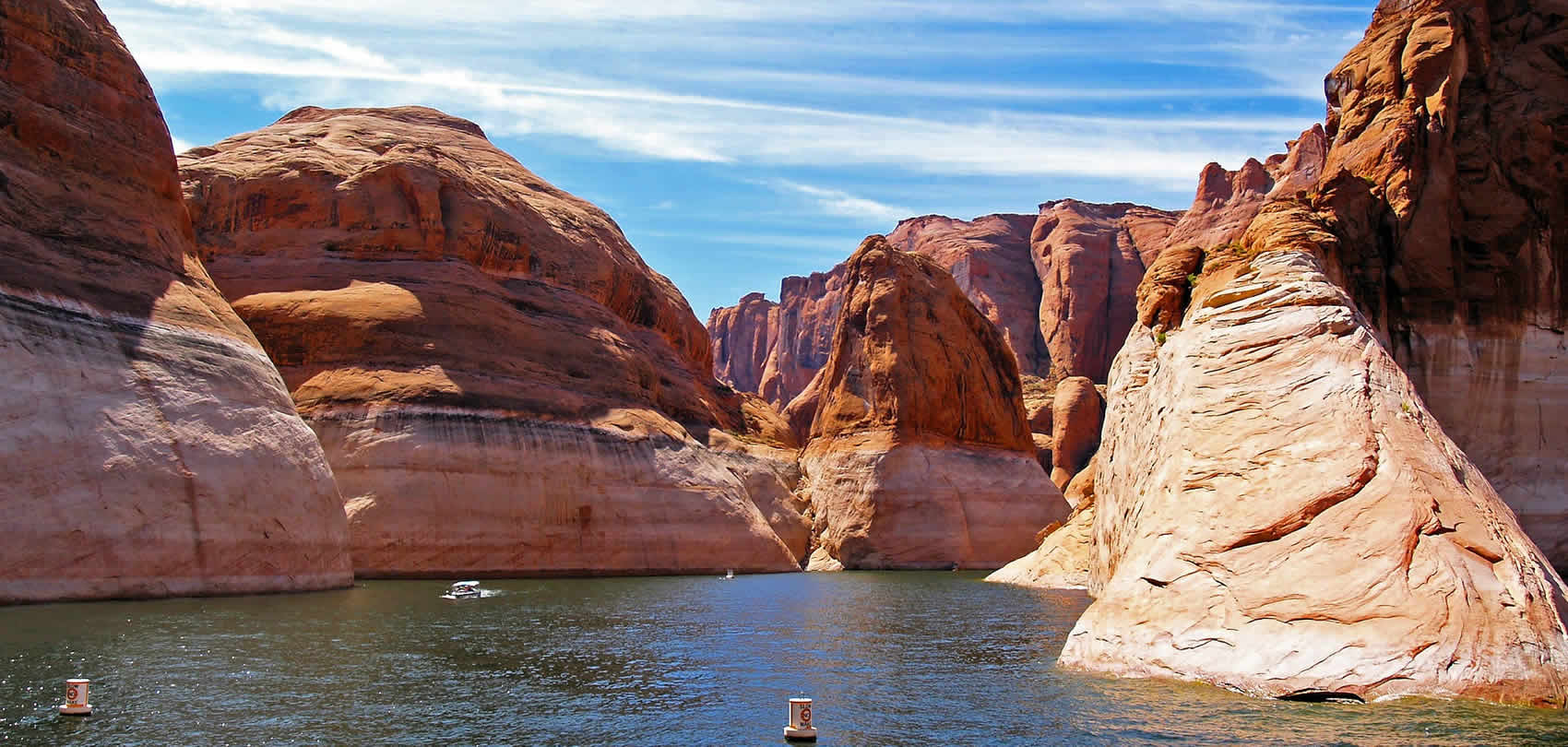 Etravel. Гранд каньон достопримечательности. Пустыня с голубой водой и скалами. Кот Аризона. Tourist things to do in Arizona.